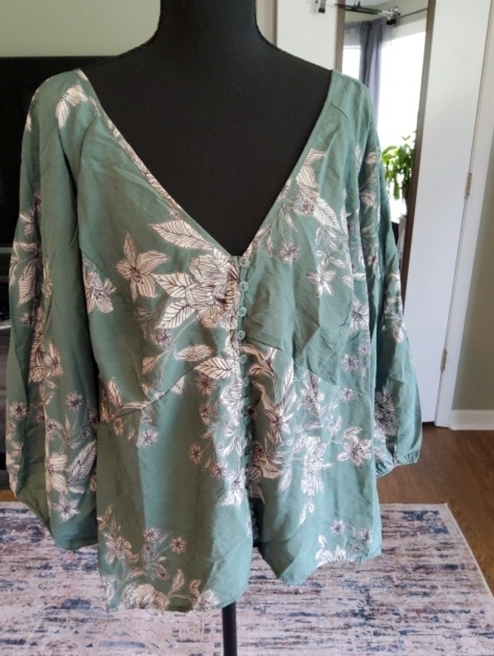 Torrid Size 3/3X Plus Floral Sage Green V-Neck Button Front Blouse